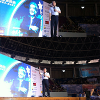 著名經濟學家郎咸平出席珠海體育館演講大會現場